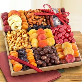 Продуктовий кошик в подарунок (25 фото): кошик з солодощами і чайна кошик, сирні, м’ясні кошики і інші варіанти продовольчого подарунка