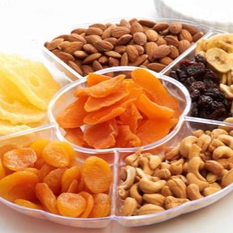 Продуктовий кошик в подарунок (25 фото): кошик з солодощами і чайна кошик, сирні, м’ясні кошики і інші варіанти продовольчого подарунка