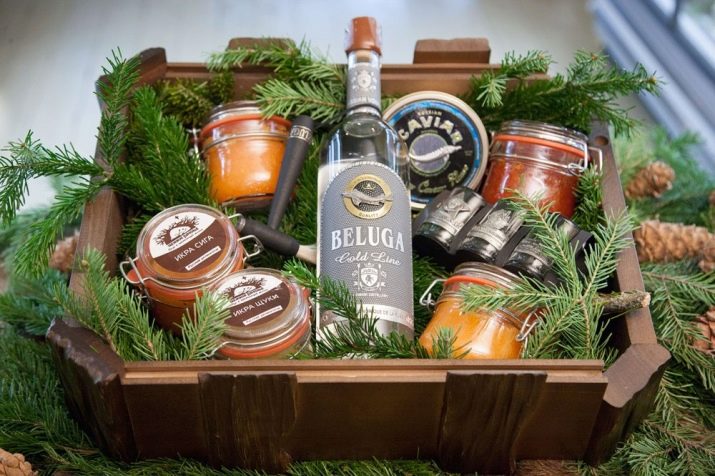 Продуктовий кошик в подарунок (25 фото): кошик з солодощами і чайна кошик, сирні, м’ясні кошики і інші варіанти продовольчого подарунка