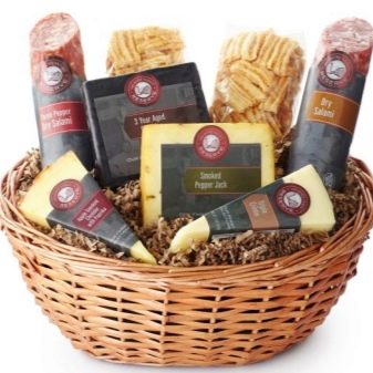 Продуктовий кошик в подарунок (25 фото): кошик з солодощами і чайна кошик, сирні, м’ясні кошики і інші варіанти продовольчого подарунка