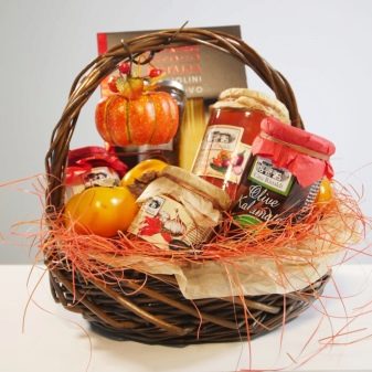 Продуктовий кошик в подарунок (25 фото): кошик з солодощами і чайна кошик, сирні, м’ясні кошики і інші варіанти продовольчого подарунка