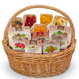 Продуктовий кошик в подарунок (25 фото): кошик з солодощами і чайна кошик, сирні, м’ясні кошики і інші варіанти продовольчого подарунка