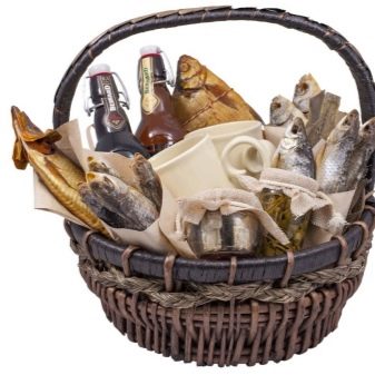 Продуктовий кошик в подарунок (25 фото): кошик з солодощами і чайна кошик, сирні, м’ясні кошики і інші варіанти продовольчого подарунка