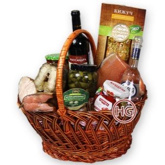 Продуктовий кошик в подарунок (25 фото): кошик з солодощами і чайна кошик, сирні, м’ясні кошики і інші варіанти продовольчого подарунка