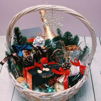 Продуктовий кошик в подарунок (25 фото): кошик з солодощами і чайна кошик, сирні, м’ясні кошики і інші варіанти продовольчого подарунка