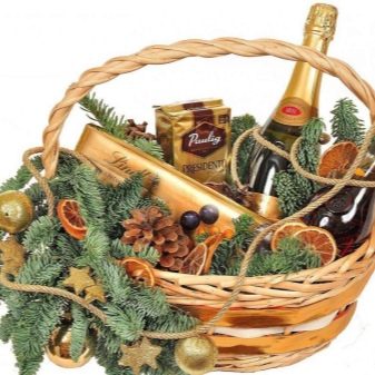 Продуктовий кошик в подарунок (25 фото): кошик з солодощами і чайна кошик, сирні, м’ясні кошики і інші варіанти продовольчого подарунка