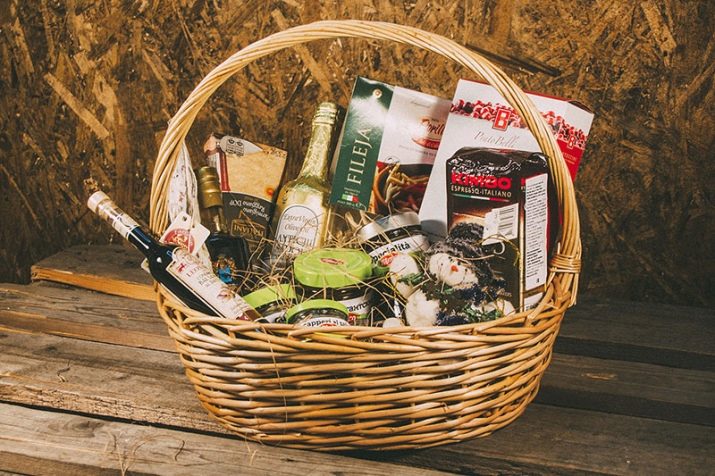 Продуктовий кошик в подарунок (25 фото): кошик з солодощами і чайна кошик, сирні, м’ясні кошики і інші варіанти продовольчого подарунка