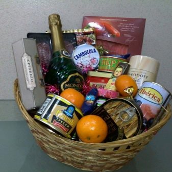 Продуктовий кошик в подарунок (25 фото): кошик з солодощами і чайна кошик, сирні, м’ясні кошики і інші варіанти продовольчого подарунка