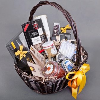 Продуктовий кошик в подарунок (25 фото): кошик з солодощами і чайна кошик, сирні, м’ясні кошики і інші варіанти продовольчого подарунка