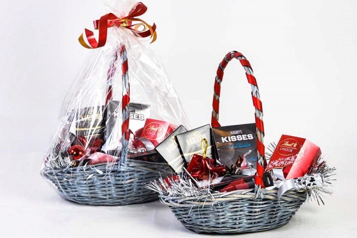 Продуктовий кошик в подарунок (25 фото): кошик з солодощами і чайна кошик, сирні, м’ясні кошики і інші варіанти продовольчого подарунка