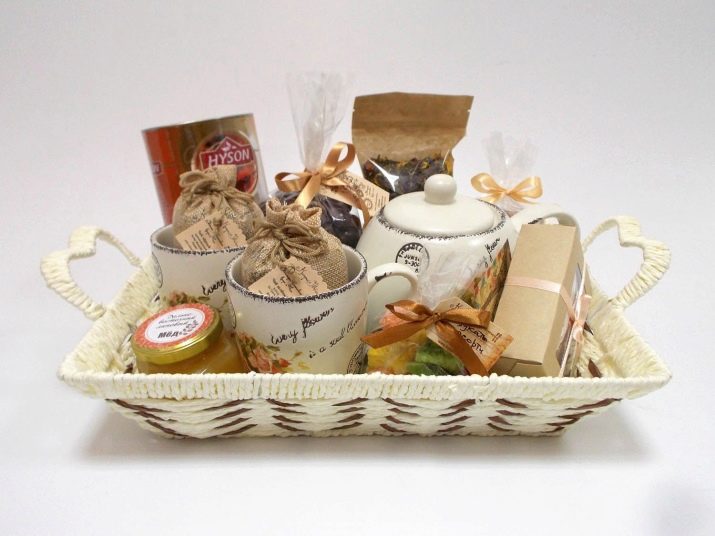 Продуктовий кошик в подарунок (25 фото): кошик з солодощами і чайна кошик, сирні, м’ясні кошики і інші варіанти продовольчого подарунка