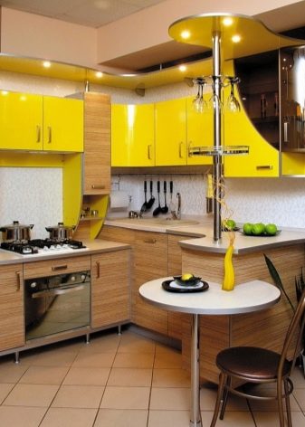 Проект кутової кухні (34 фото): дизайн-планування кухонних гарнітурів з правим і лівим кутом, варіанти розміщення меблів