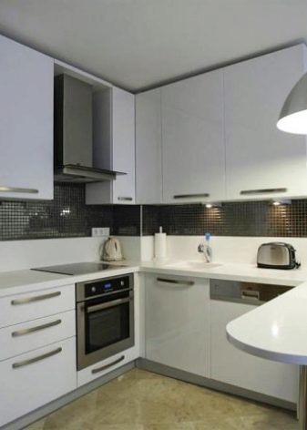 Проект кутової кухні (34 фото): дизайн-планування кухонних гарнітурів з правим і лівим кутом, варіанти розміщення меблів