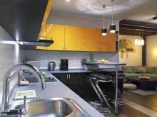 Проект кутової кухні (34 фото): дизайн-планування кухонних гарнітурів з правим і лівим кутом, варіанти розміщення меблів