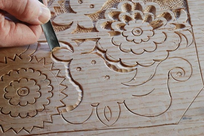 Різьба по дереву для початківців (29 фото): з чого почати? Уроки для новачків, основи простих технік. Як вирізати візерунки по кресленнях покроково?