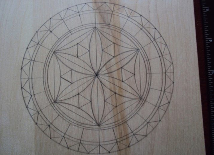 Різьба по дереву для початківців (29 фото): з чого почати? Уроки для новачків, основи простих технік. Як вирізати візерунки по кресленнях покроково?