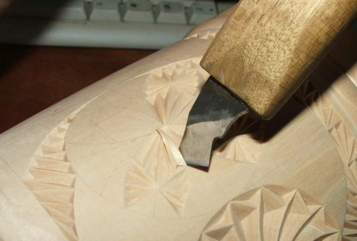 Різьба по дереву для початківців (29 фото): з чого почати? Уроки для новачків, основи простих технік. Як вирізати візерунки по кресленнях покроково?