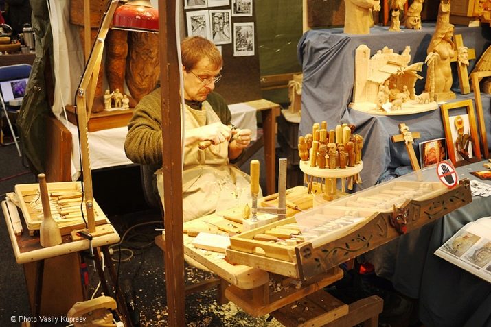 Різьба по дереву для початківців (29 фото): з чого почати? Уроки для новачків, основи простих технік. Як вирізати візерунки по кресленнях покроково?