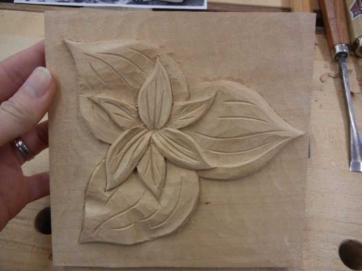 Різьба по дереву для початківців (29 фото): з чого почати? Уроки для новачків, основи простих технік. Як вирізати візерунки по кресленнях покроково?