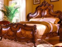 Різьблені ліжка (44 фото): моделі з масиву дерева, з різьбленим узголів’ям, дерев’яні двоспальні і односпальні моделі з різьбленням, дитячі ліжка