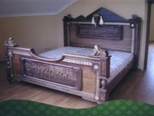 Різьблені ліжка (44 фото): моделі з масиву дерева, з різьбленим узголів’ям, дерев’яні двоспальні і односпальні моделі з різьбленням, дитячі ліжка