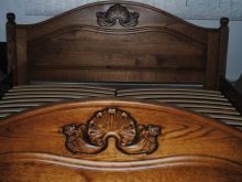 Різьблені ліжка (44 фото): моделі з масиву дерева, з різьбленим узголів’ям, дерев’яні двоспальні і односпальні моделі з різьбленням, дитячі ліжка