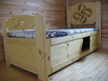 Різьблені ліжка (44 фото): моделі з масиву дерева, з різьбленим узголів’ям, дерев’яні двоспальні і односпальні моделі з різьбленням, дитячі ліжка