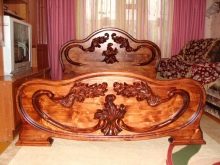 Різьблені ліжка (44 фото): моделі з масиву дерева, з різьбленим узголів’ям, дерев’яні двоспальні і односпальні моделі з різьбленням, дитячі ліжка