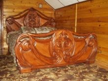 Різьблені ліжка (44 фото): моделі з масиву дерева, з різьбленим узголів’ям, дерев’яні двоспальні і односпальні моделі з різьбленням, дитячі ліжка