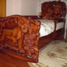 Різьблені ліжка (44 фото): моделі з масиву дерева, з різьбленим узголів’ям, дерев’яні двоспальні і односпальні моделі з різьбленням, дитячі ліжка