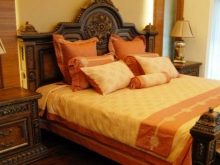 Різьблені ліжка (44 фото): моделі з масиву дерева, з різьбленим узголів’ям, дерев’яні двоспальні і односпальні моделі з різьбленням, дитячі ліжка