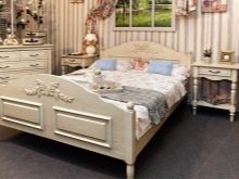 Різьблені ліжка (44 фото): моделі з масиву дерева, з різьбленим узголів’ям, дерев’яні двоспальні і односпальні моделі з різьбленням, дитячі ліжка