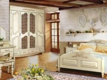 Різьблені ліжка (44 фото): моделі з масиву дерева, з різьбленим узголів’ям, дерев’яні двоспальні і односпальні моделі з різьбленням, дитячі ліжка