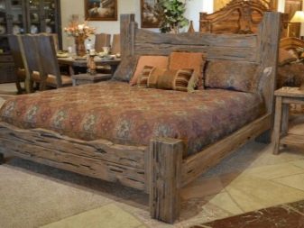 Різьблені ліжка (44 фото): моделі з масиву дерева, з різьбленим узголів’ям, дерев’яні двоспальні і односпальні моделі з різьбленням, дитячі ліжка