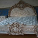 Різьблені ліжка (44 фото): моделі з масиву дерева, з різьбленим узголів’ям, дерев’яні двоспальні і односпальні моделі з різьбленням, дитячі ліжка