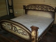 Різьблені ліжка (44 фото): моделі з масиву дерева, з різьбленим узголів’ям, дерев’яні двоспальні і односпальні моделі з різьбленням, дитячі ліжка
