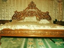 Різьблені ліжка (44 фото): моделі з масиву дерева, з різьбленим узголів’ям, дерев’яні двоспальні і односпальні моделі з різьбленням, дитячі ліжка