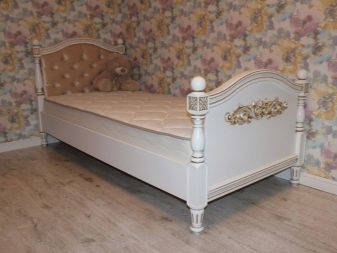 Різьблені ліжка (44 фото): моделі з масиву дерева, з різьбленим узголів’ям, дерев’яні двоспальні і односпальні моделі з різьбленням, дитячі ліжка