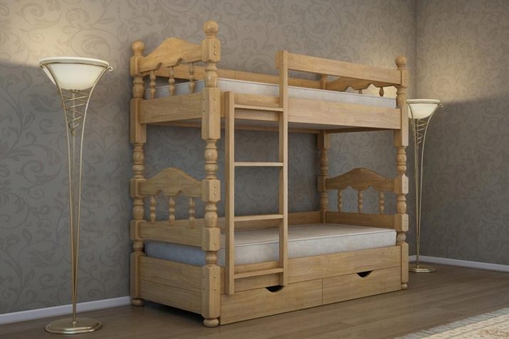 Різьблені ліжка (44 фото): моделі з масиву дерева, з різьбленим узголів’ям, дерев’яні двоспальні і односпальні моделі з різьбленням, дитячі ліжка