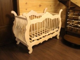 Різьблені ліжка (44 фото): моделі з масиву дерева, з різьбленим узголів’ям, дерев’яні двоспальні і односпальні моделі з різьбленням, дитячі ліжка