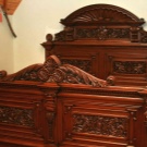 Різьблені ліжка (44 фото): моделі з масиву дерева, з різьбленим узголів’ям, дерев’яні двоспальні і односпальні моделі з різьбленням, дитячі ліжка