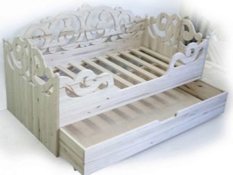 Різьблені ліжка (44 фото): моделі з масиву дерева, з різьбленим узголів’ям, дерев’яні двоспальні і односпальні моделі з різьбленням, дитячі ліжка