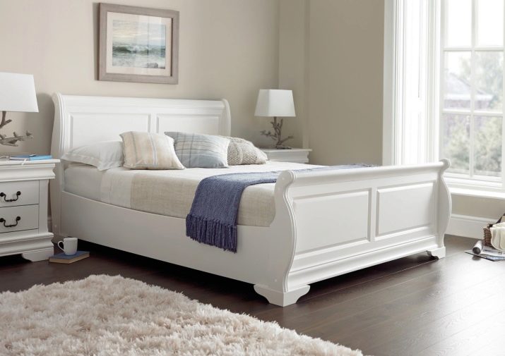 Різьблені ліжка (44 фото): моделі з масиву дерева, з різьбленим узголів’ям, дерев’яні двоспальні і односпальні моделі з різьбленням, дитячі ліжка