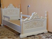 Різьблені ліжка (44 фото): моделі з масиву дерева, з різьбленим узголів’ям, дерев’яні двоспальні і односпальні моделі з різьбленням, дитячі ліжка