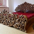 Різьблені ліжка (44 фото): моделі з масиву дерева, з різьбленим узголів’ям, дерев’яні двоспальні і односпальні моделі з різьбленням, дитячі ліжка