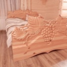 Різьблені ліжка (44 фото): моделі з масиву дерева, з різьбленим узголів’ям, дерев’яні двоспальні і односпальні моделі з різьбленням, дитячі ліжка