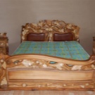 Різьблені ліжка (44 фото): моделі з масиву дерева, з різьбленим узголів’ям, дерев’яні двоспальні і односпальні моделі з різьбленням, дитячі ліжка