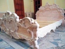 Різьблені ліжка (44 фото): моделі з масиву дерева, з різьбленим узголів’ям, дерев’яні двоспальні і односпальні моделі з різьбленням, дитячі ліжка