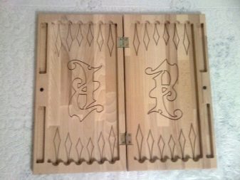 Різьблені нарди (26 фото): огляд моделей ручної роботи з геометричними бортами та інших, тонкощі виробництва дерев’яних різьблених нард