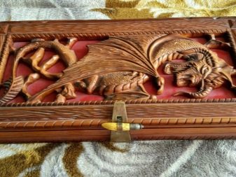 Різьблені нарди (26 фото): огляд моделей ручної роботи з геометричними бортами та інших, тонкощі виробництва дерев’яних різьблених нард